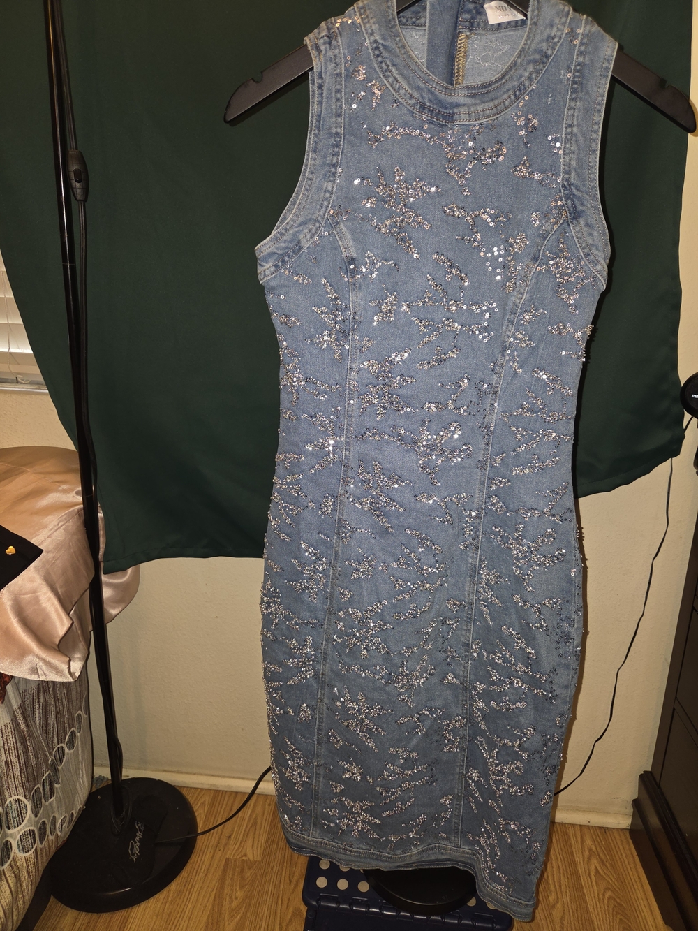 Sleeveless Blue Denim Midi Dress with Floral Print - Picture 2 of 3